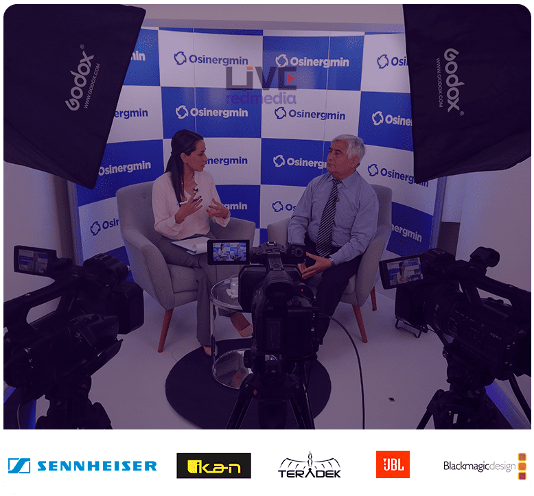 Set de televisión corporativo con cámaras profesionales para entrevista en vivo